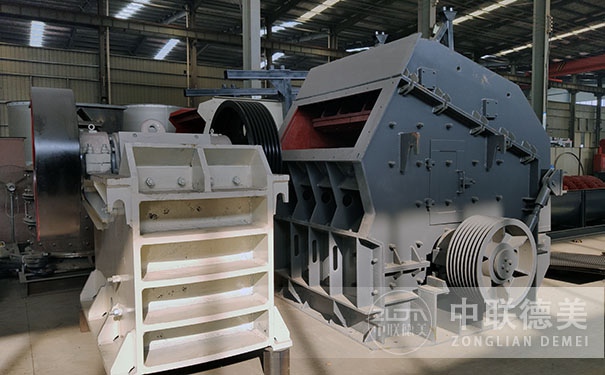 立式板錘制砂機(jī)